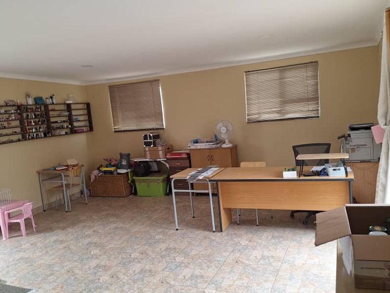 Ongwediva - Safe and Secure Family House with Flat For Sale - Photo 9