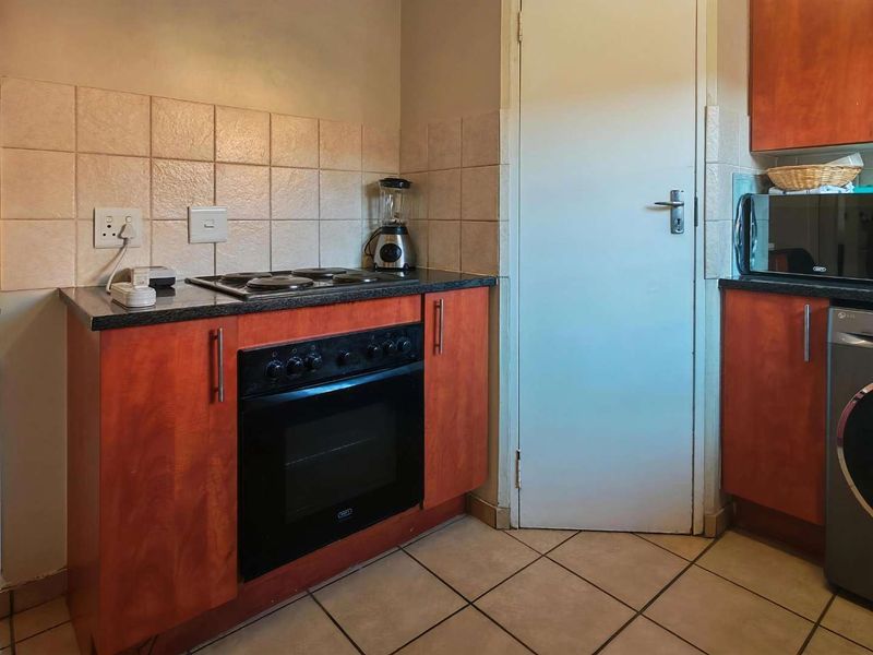 The Perfect 2Bedroom Simplex! - Photo 2