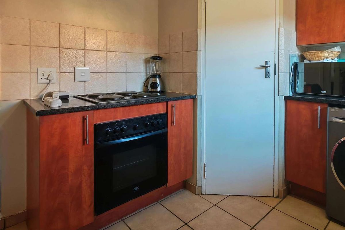 The Perfect 2Bedroom Simplex! - Photo 2