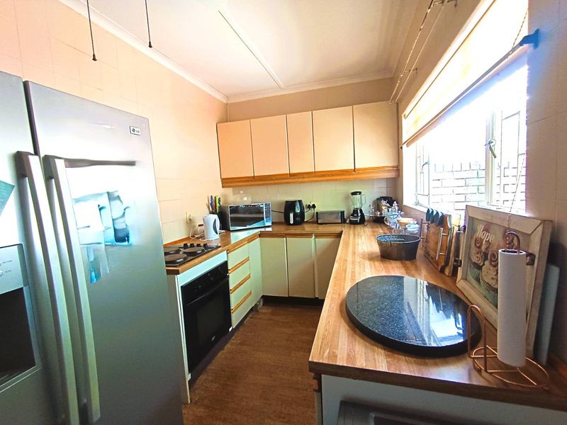 Private Retreat in a Charming Small Complex - Photo 6