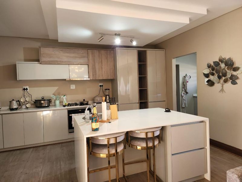 Luxury Living Starts Here – Your Heuwelsig Haven Awaits! - Photo 2