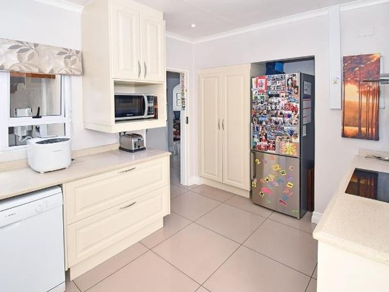 3 Bedroom immaculately renovated simplex on Borrowdale drive - Photo 9