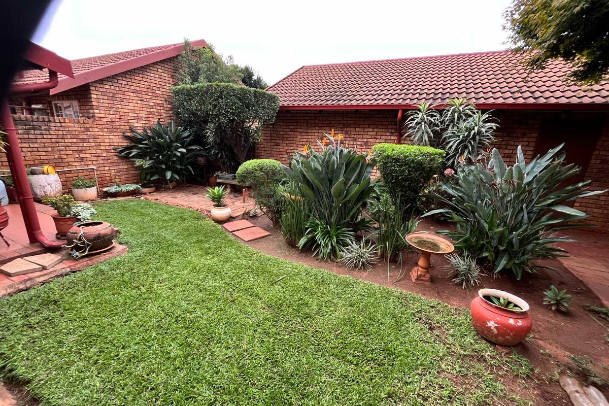 Lovely townhouse in secure guarded complex - Photo 2