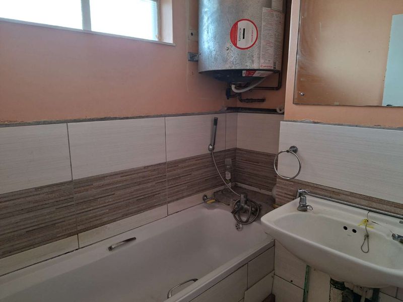 Partitioned 3 Bedroom Apartment for Sale ideal for investment and small family - Photo 10