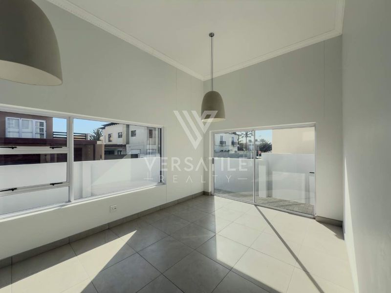Stunning newly built home, walking distance from the sea and shopping mall. - Photo 7