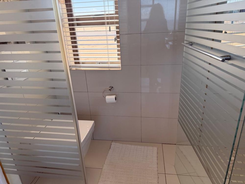 Main bedroom en-suite bathroom 