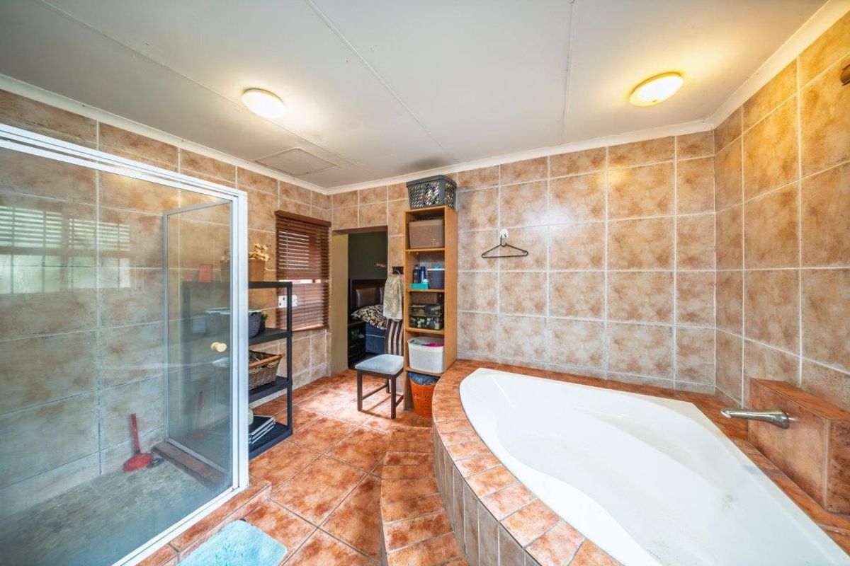 Spacious Family Home with Cottage & Exceptional Entertainment Features in Edenvale Central - Photo 5