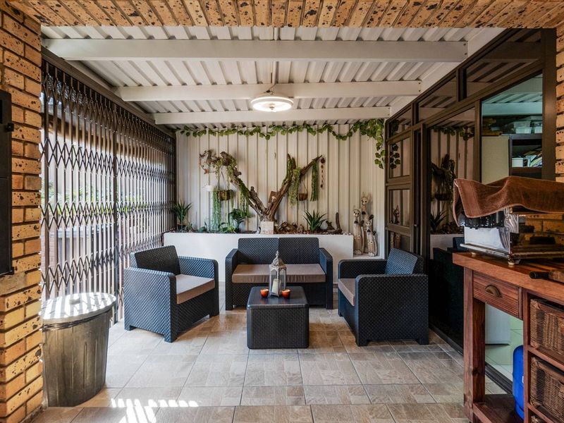 Face brick secure townhouse with sea views - Photo 3