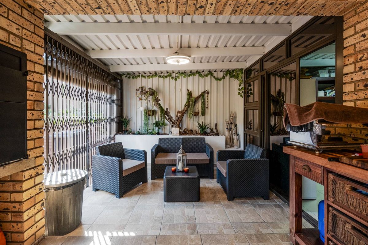 Face brick secure townhouse with sea views - Photo 3