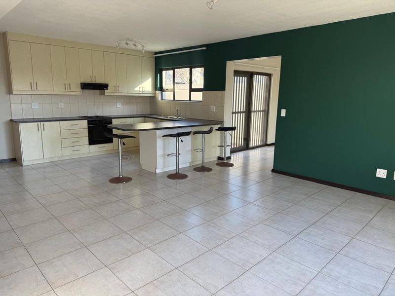 FOR RENT: GOLDEN OLDIE -  3 BEDROOM HOUSE - CENTRAL ,SWAKOPMUND - Photo 2