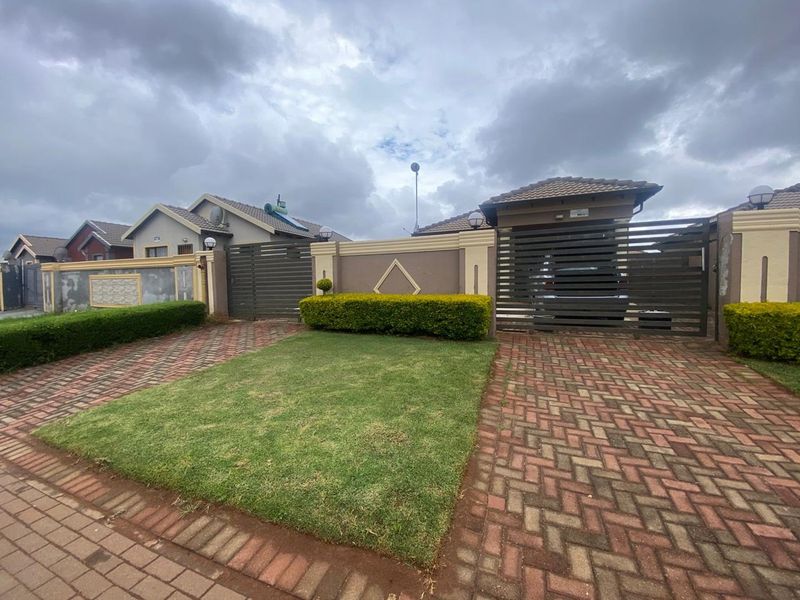 Three bedroom home for rent - Photo 4