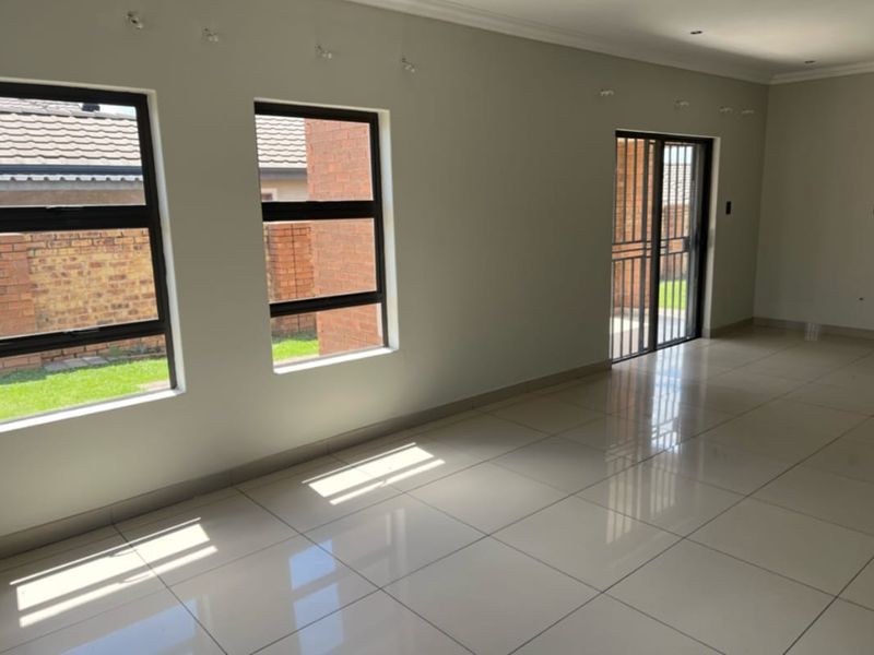 3 Bedroom House For Sale - Photo 5