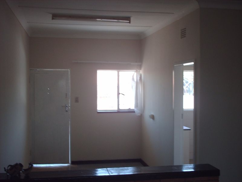 One Bedroom Flat, Three Rivers, Vereeniging - Photo 3