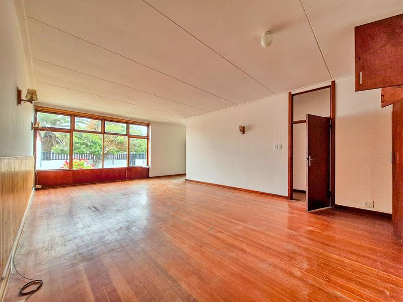 Lagoon, Walvis Bay:  Old 3 Bedr Dame with 2 Bedr Flat is for Sale - Photo 6