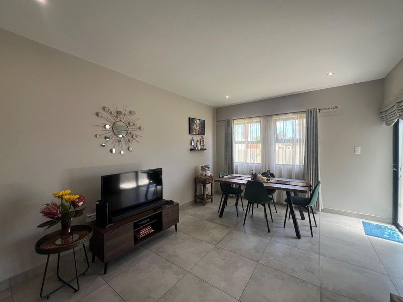 Beautiful, modern, and delightful  three-bedroom semi-detached duplex - Photo 6