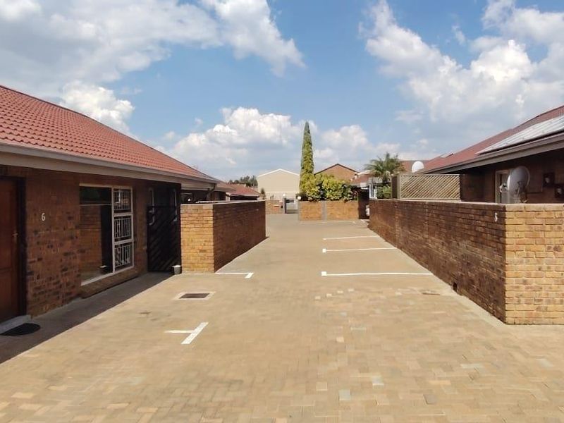 Absolute stunning facebrick 2 bedroom unit with lockup garage . Magnificient established garden and  koi pond. - Photo 7