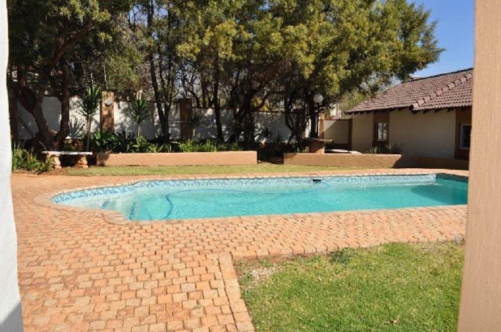Lovely private swimming pool with braai facilities at clubhouse