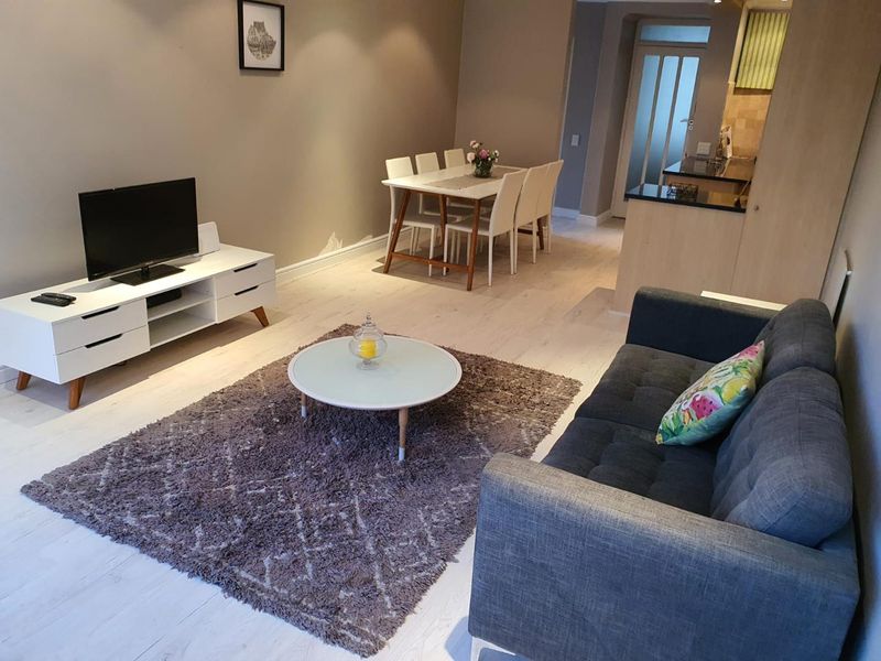 Exceptional Location in Mouille Point - Photo 3