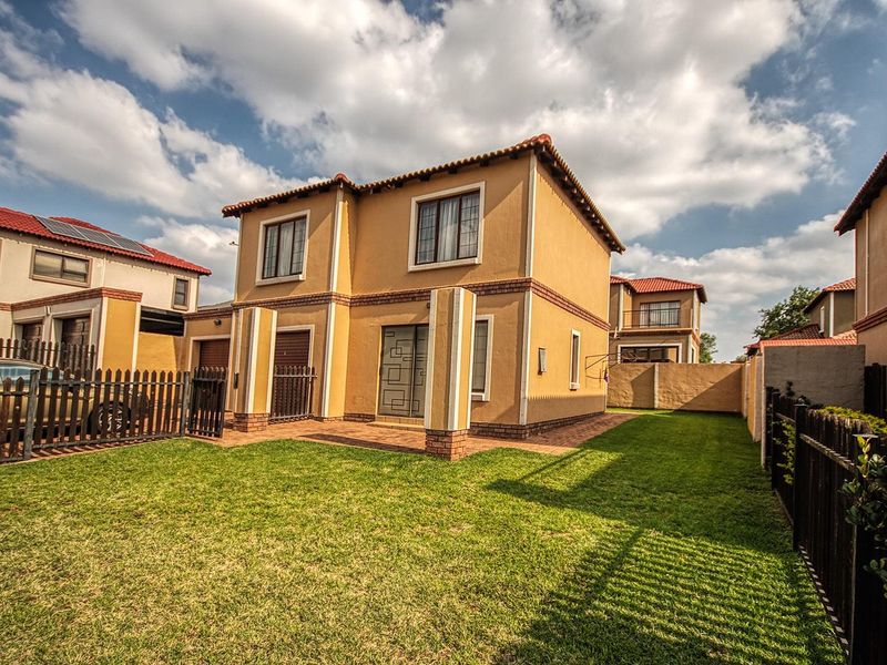 3 Bedroom Meyersig duplex for sale! - Photo 3