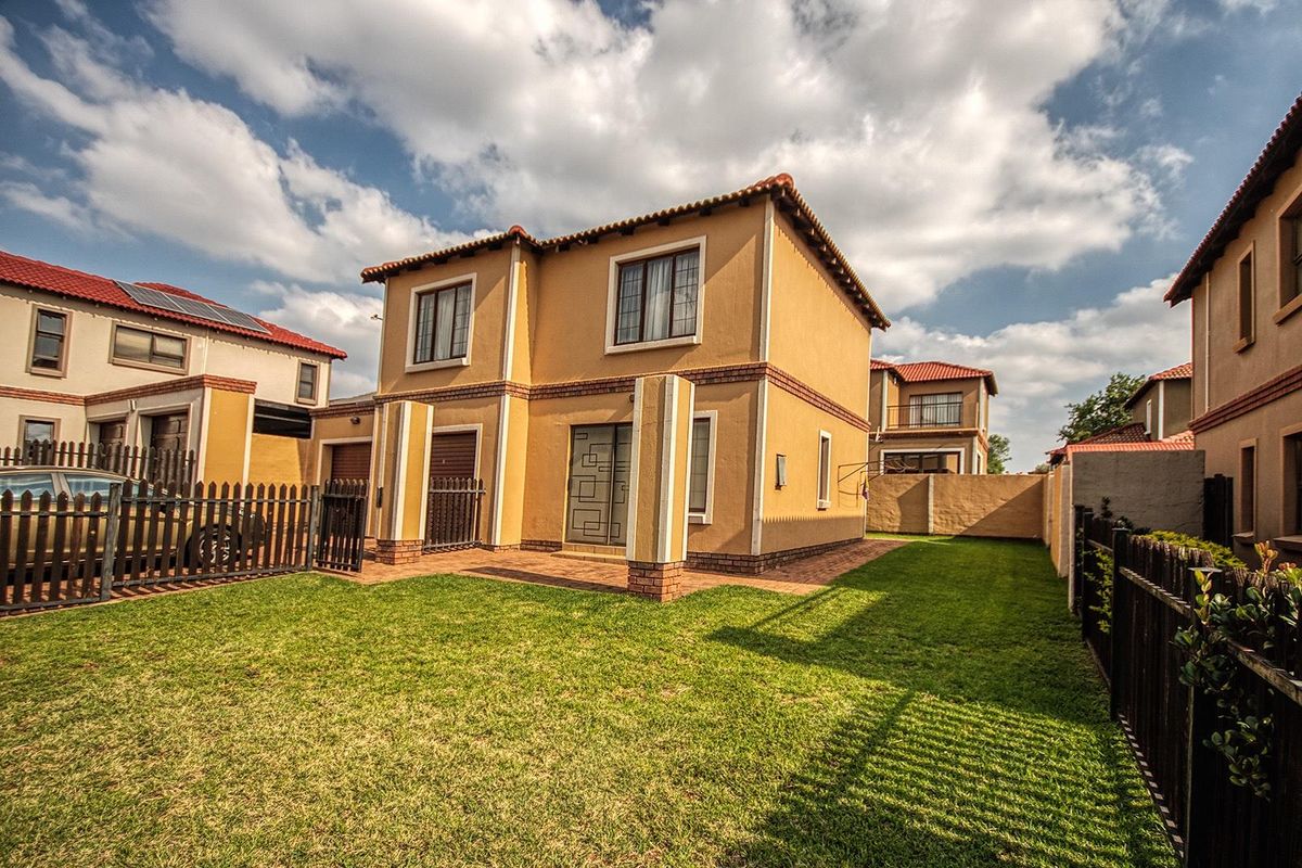 3 Bedroom Meyersig duplex for sale! - Photo 3