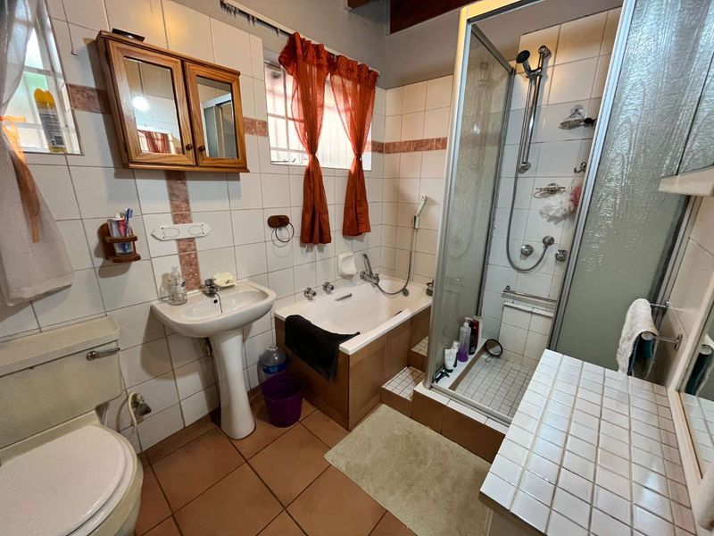 Lovely townhouse in secure guarded complex - Photo 8