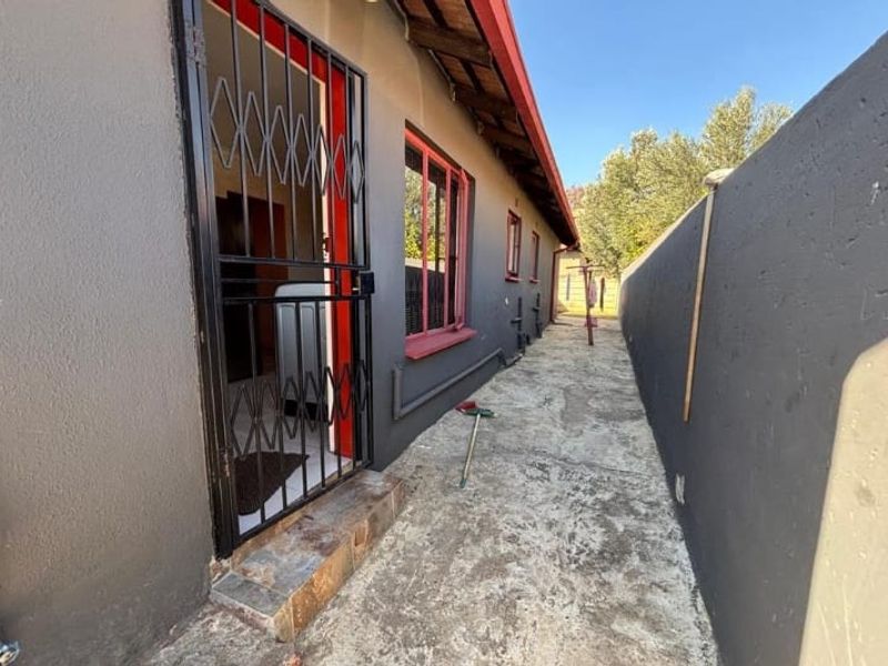 3 Bedroom House for Sale in Alveda Johannesburg South - Photo 8