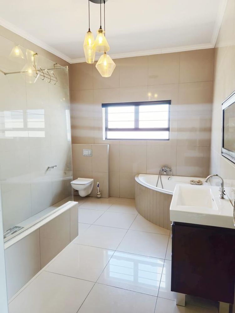 bedroom 2 en-suit bathroom 