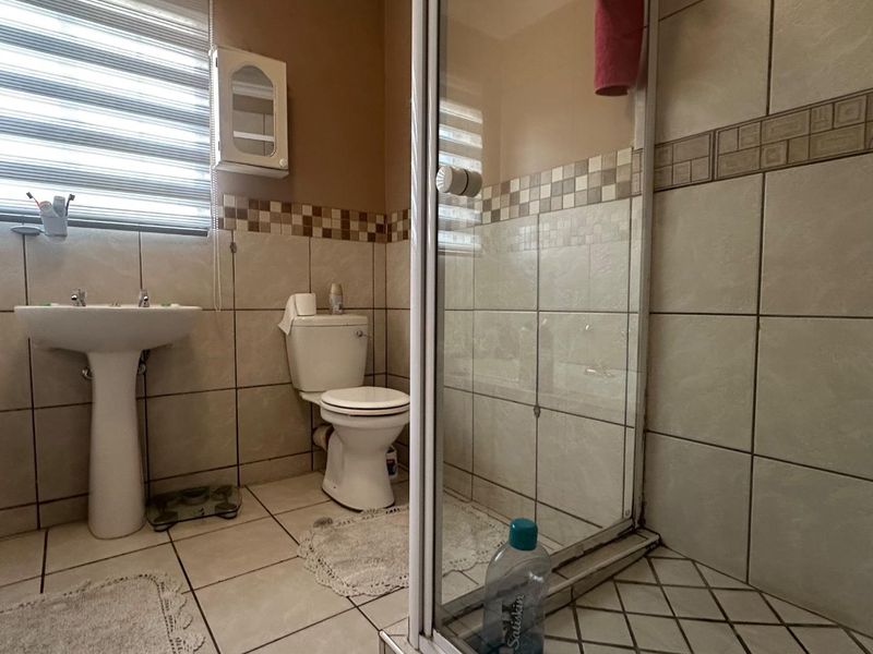 Sole mandate. Stunning ground floor apartment across Mall@Reds in a 24h security complex. Lifestyle of comfort and convenience. - Photo 7