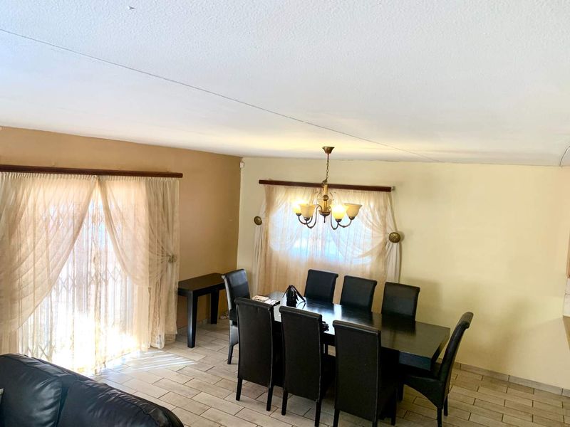 BEAUTIFUL HOUSE IN MANDELA VIEW - Photo 7