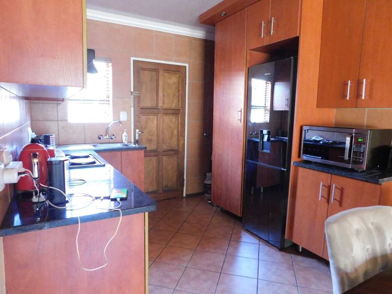 Secure Complex Living - Photo 6