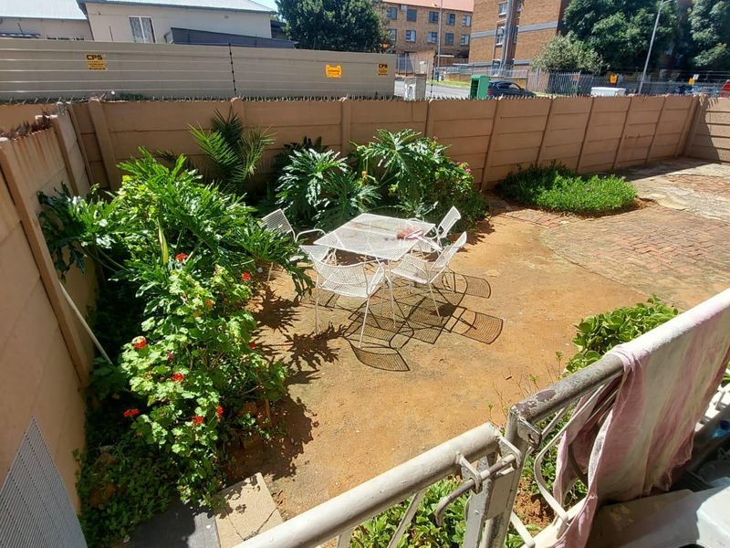 Charming 2-Bed Ground Floor Unit with Garden! - Photo 9