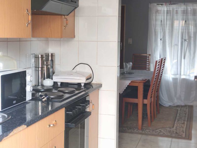 Spacious 3-Bedroom Home Perfect for Family Living & Entertaining - Photo 6