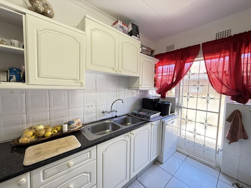 Prime 3 Bedroom Townhouse in Constantia Kloof with Solar and Double Garage - Photo 6