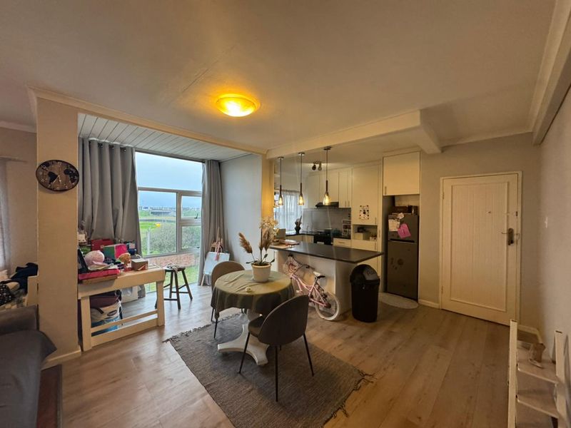 Spacious Modern Two-Bedroom Apartment with Table Mountain Views - Photo 5