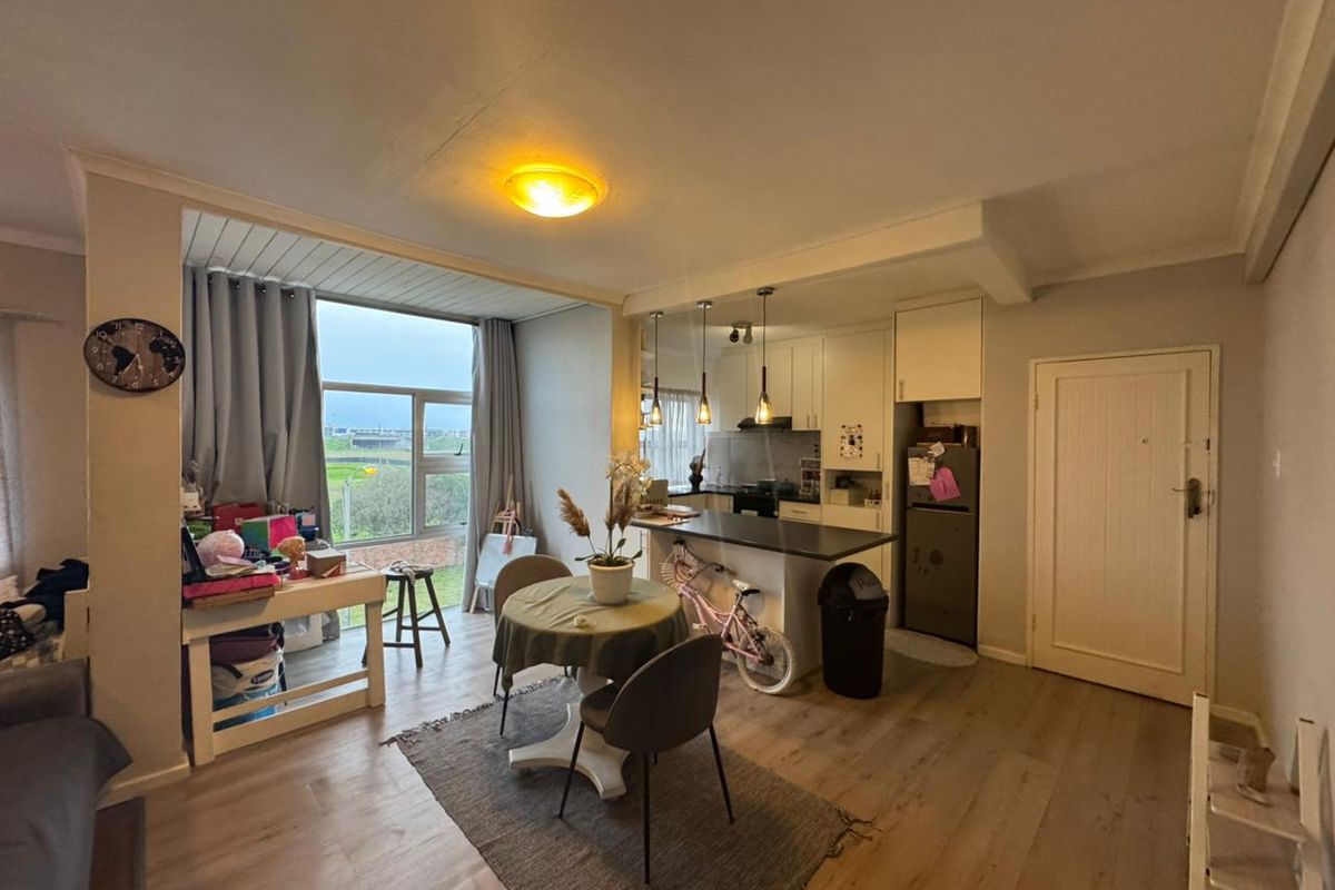 Spacious Modern Two-Bedroom Apartment with Table Mountain Views - Photo 5