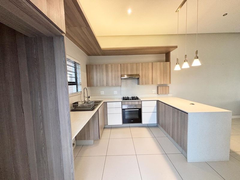 Modern, Light-Filled 2 Bedroom Apartment with Private Terrace – Farrarmere - Photo 3