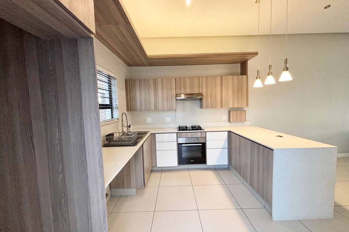 Modern, Light-Filled 2 Bedroom Apartment with Private Terrace – Farrarmere - Photo 3