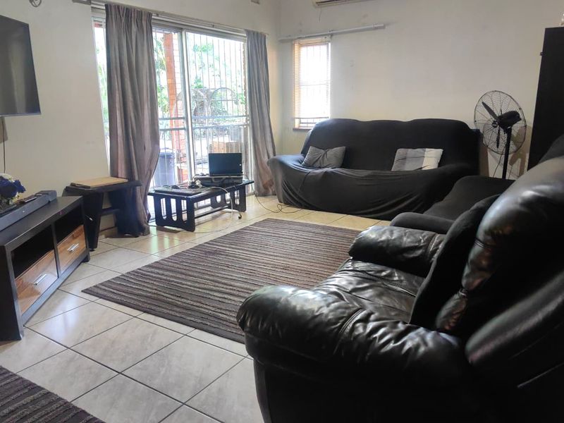 Charming 3-Bedroom Family Home with Pool in Safe Street - Photo 1