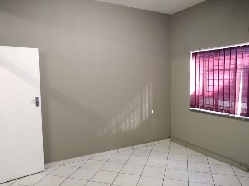 Prime Commercial Opportunity: Unit 1 Business Suite – IVH Centrum, Leeuwpoort Street, Boksburg - Photo 10
