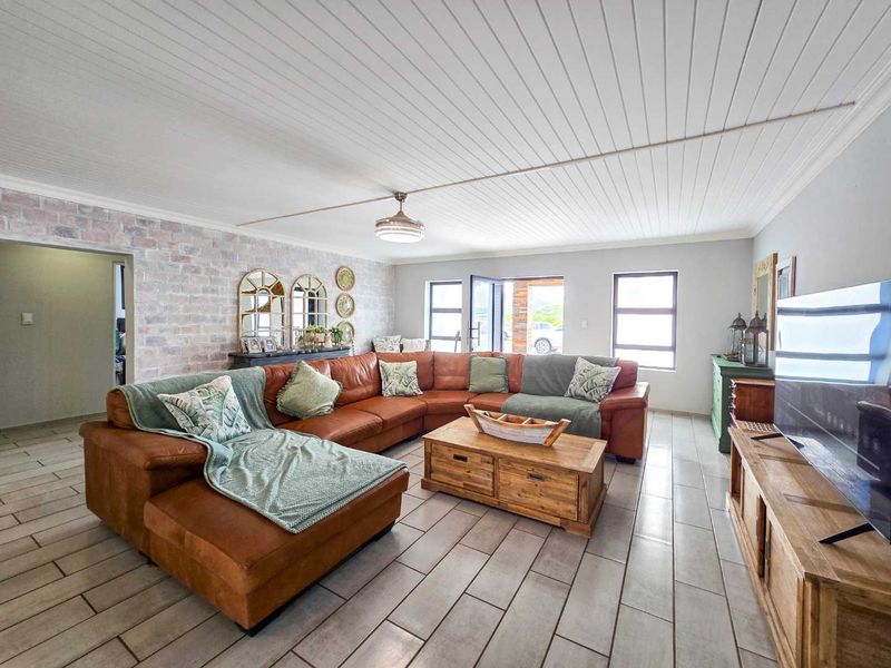 Spacious 6 bedroom family home with flatlet for sale in Stilbaai-Oos. - Photo 3