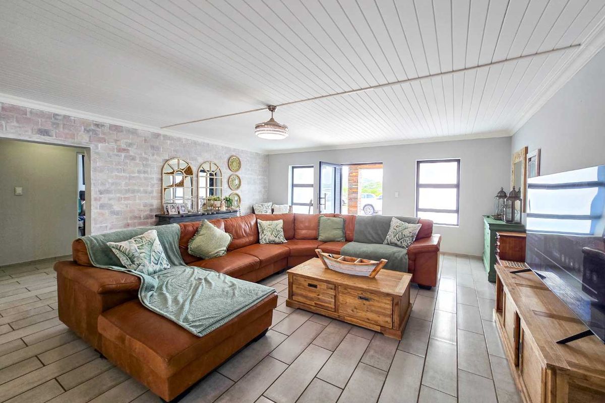 Spacious 6 bedroom family home with flatlet for sale in Stilbaai-Oos. - Photo 3
