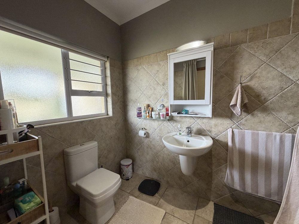 Main bedroom with en-suite bathroom