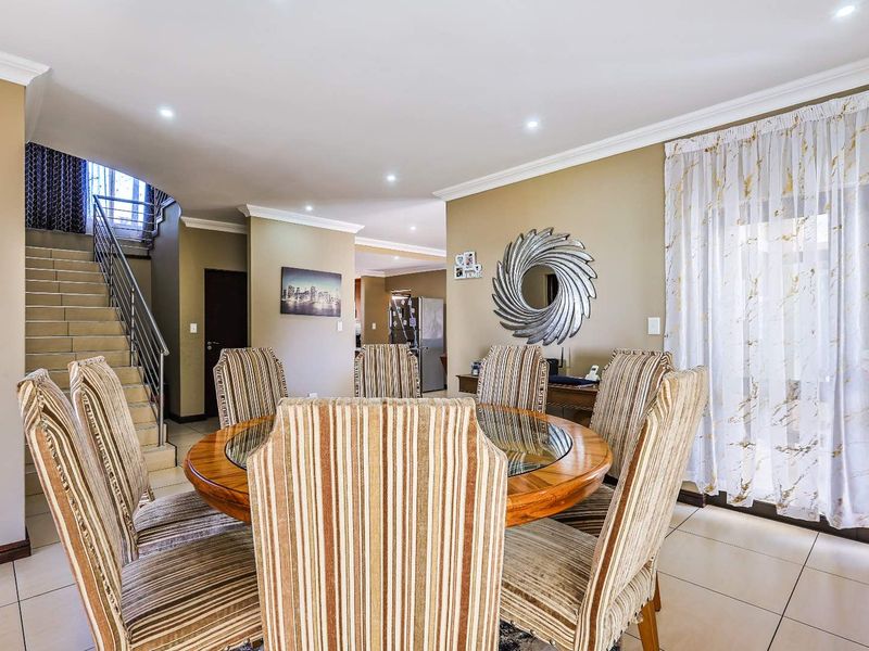 Stylish Silverwoods Home Featuring Pool & Open-Plan Living - Photo 5