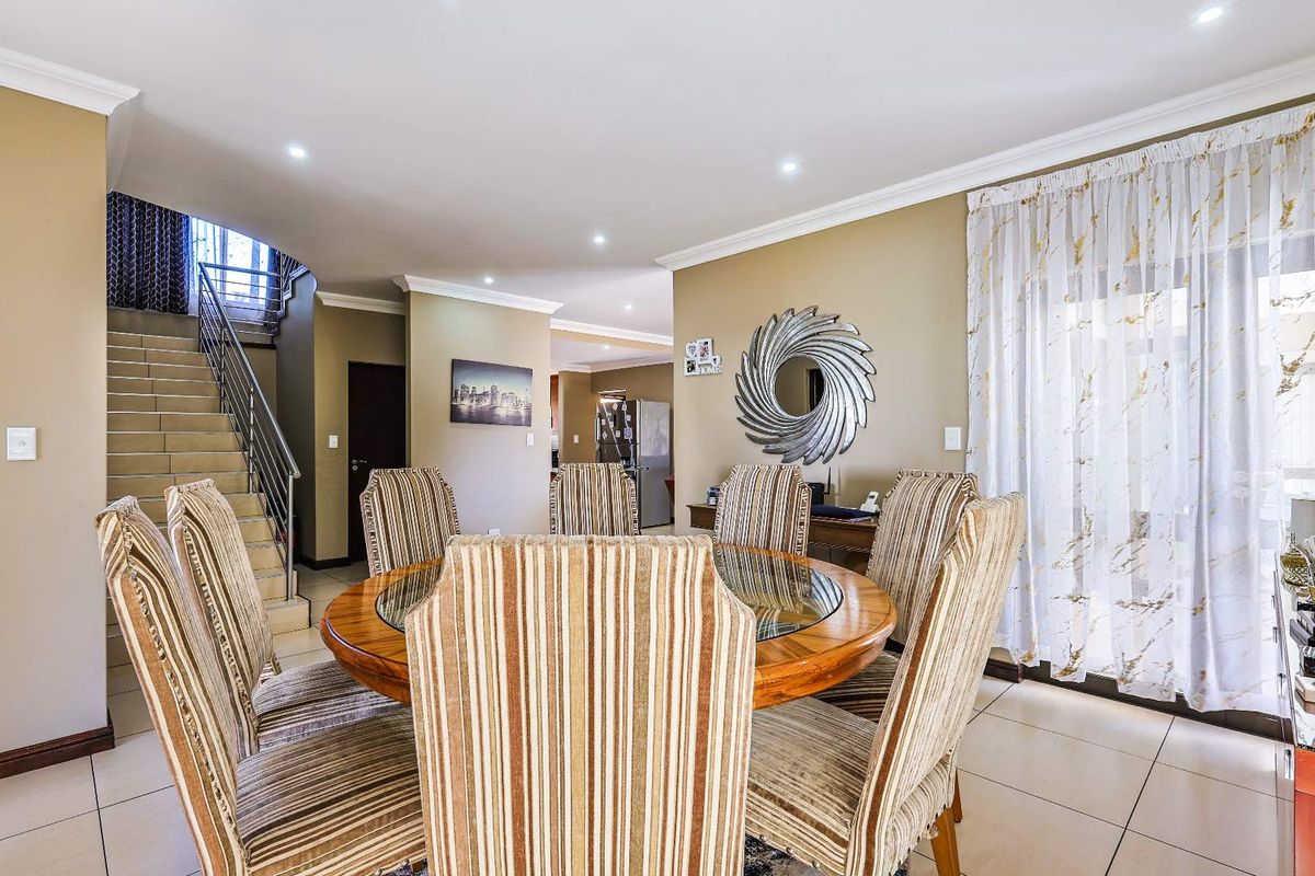 Stylish Silverwoods Home Featuring Pool & Open-Plan Living - Photo 5