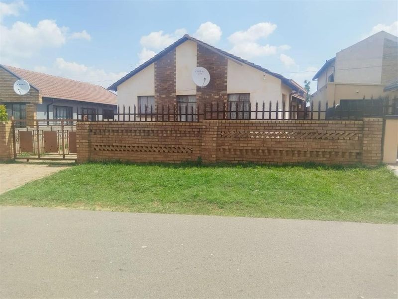 House For Sale in Daveyton, Benoni - Photo 1