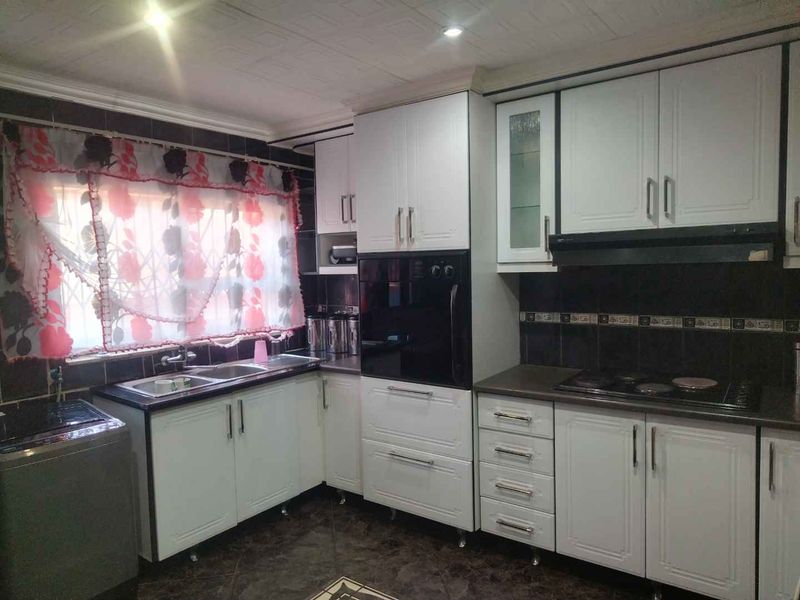3 bedrooms house for sale in Soshanguve BB - Photo 4