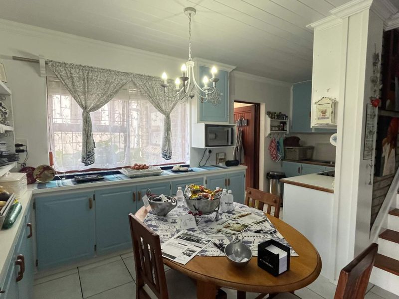 Stunning Views & Ample Space in This Warm Family Residence - Photo 6