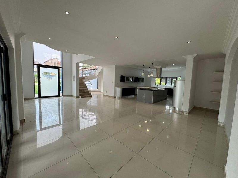 5 Bedroom spacious double storey to Rent in Thatchfield - Photo 5