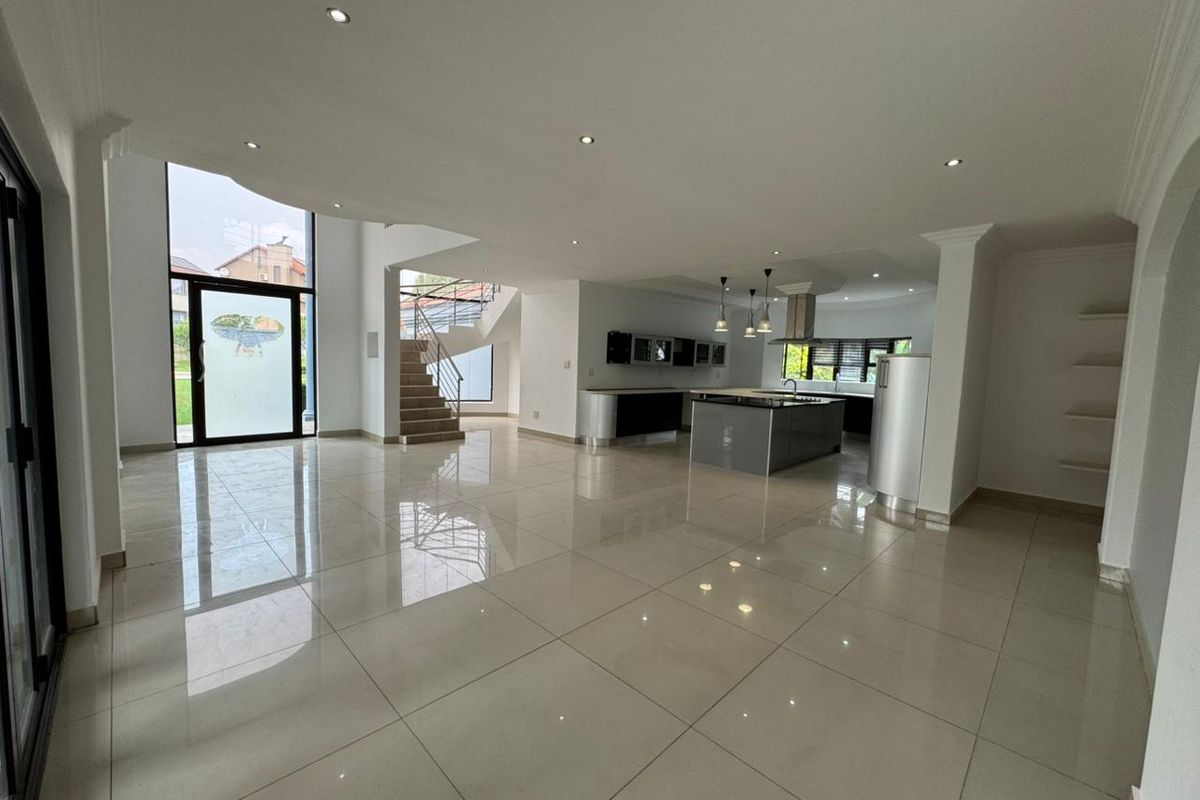 5 Bedroom spacious double storey to Rent in Thatchfield - Photo 5