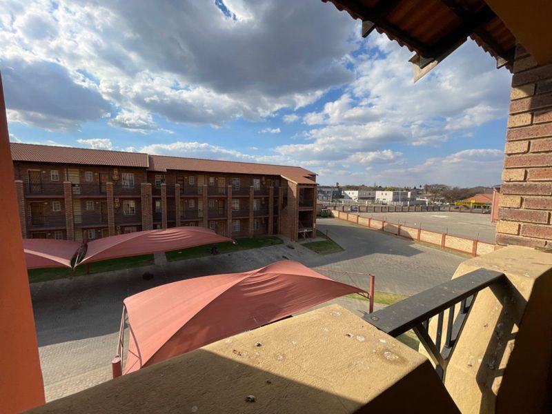 A stunning 2 Bedroom and 1 Bathroom Upstairs Apartment. - Photo 10